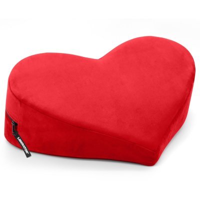 Heart Wedge Red klínový polštář ve tvaru srdce